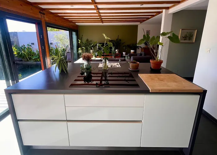 Maison Lumineuse, Idealement Situee